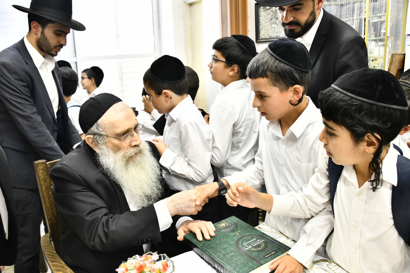 ילדי "חזון מאיר ובית ישראל" אצל הגר"ש שטיינמן