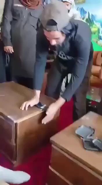המשטרת הטליבאן מנפצת בפומבי ערימות של סמארטפונים שהוחרמו 