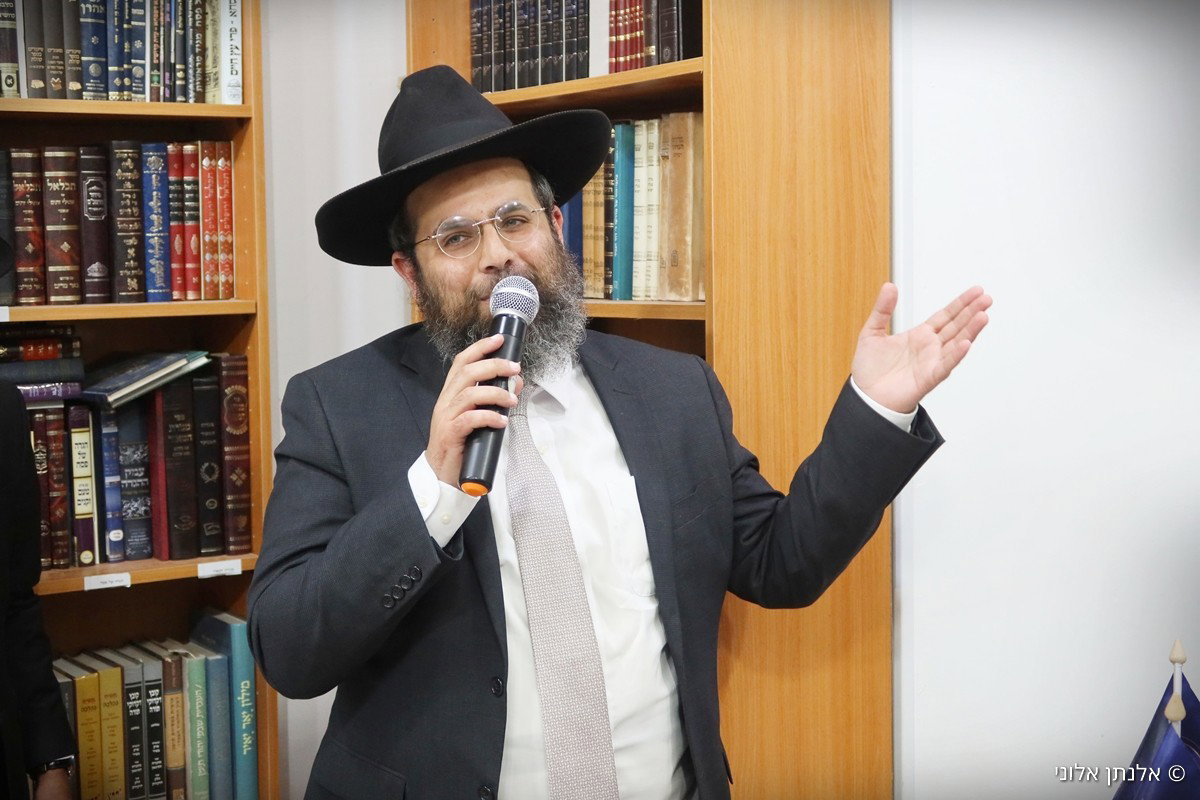 הרבנים במעמד