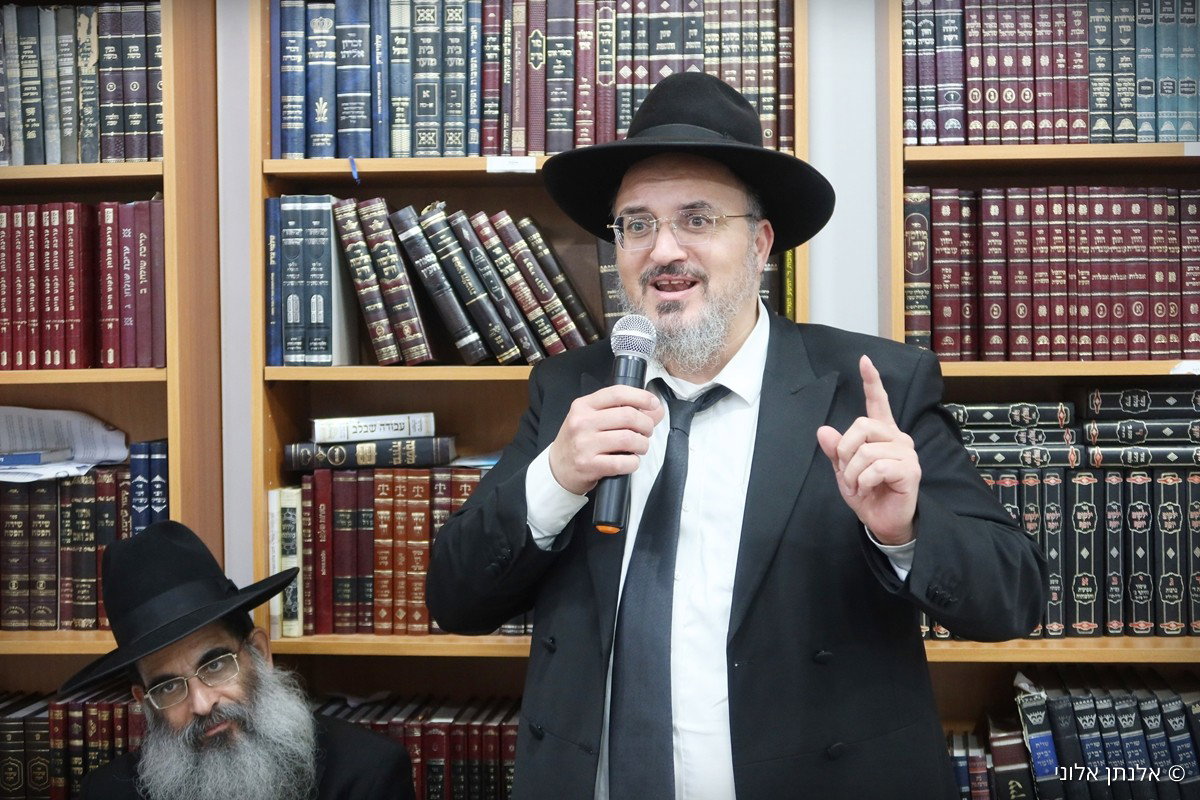 הרבנים במעמד
