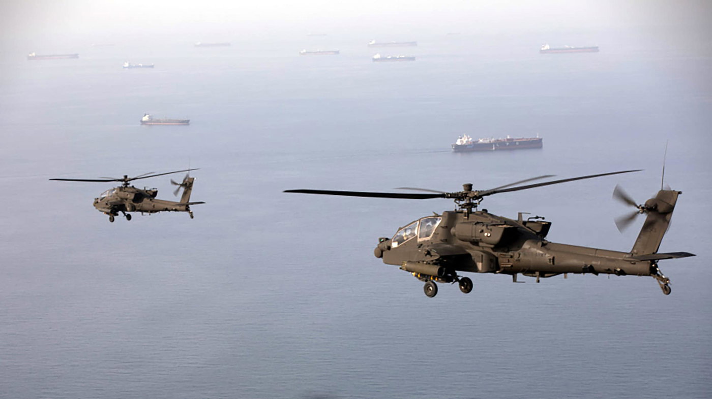 מסוקי אפאצ'י AH-64 מסיירים במצרי הורמוז
