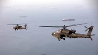 מסוקי אפאצ'י AH-64 מסיירים במצרי הורמוז