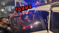 תיעוד דרמטי: השוטרים נכנסים בין ההמון ושולפים את החרדי החשוד