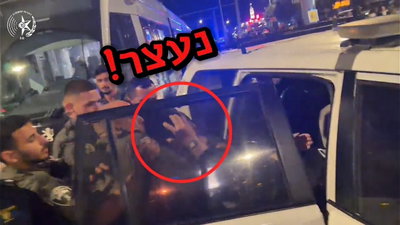 תיעוד דרמטי: השוטרים נכנסים בין ההמון ושולפים את החרדי החשוד