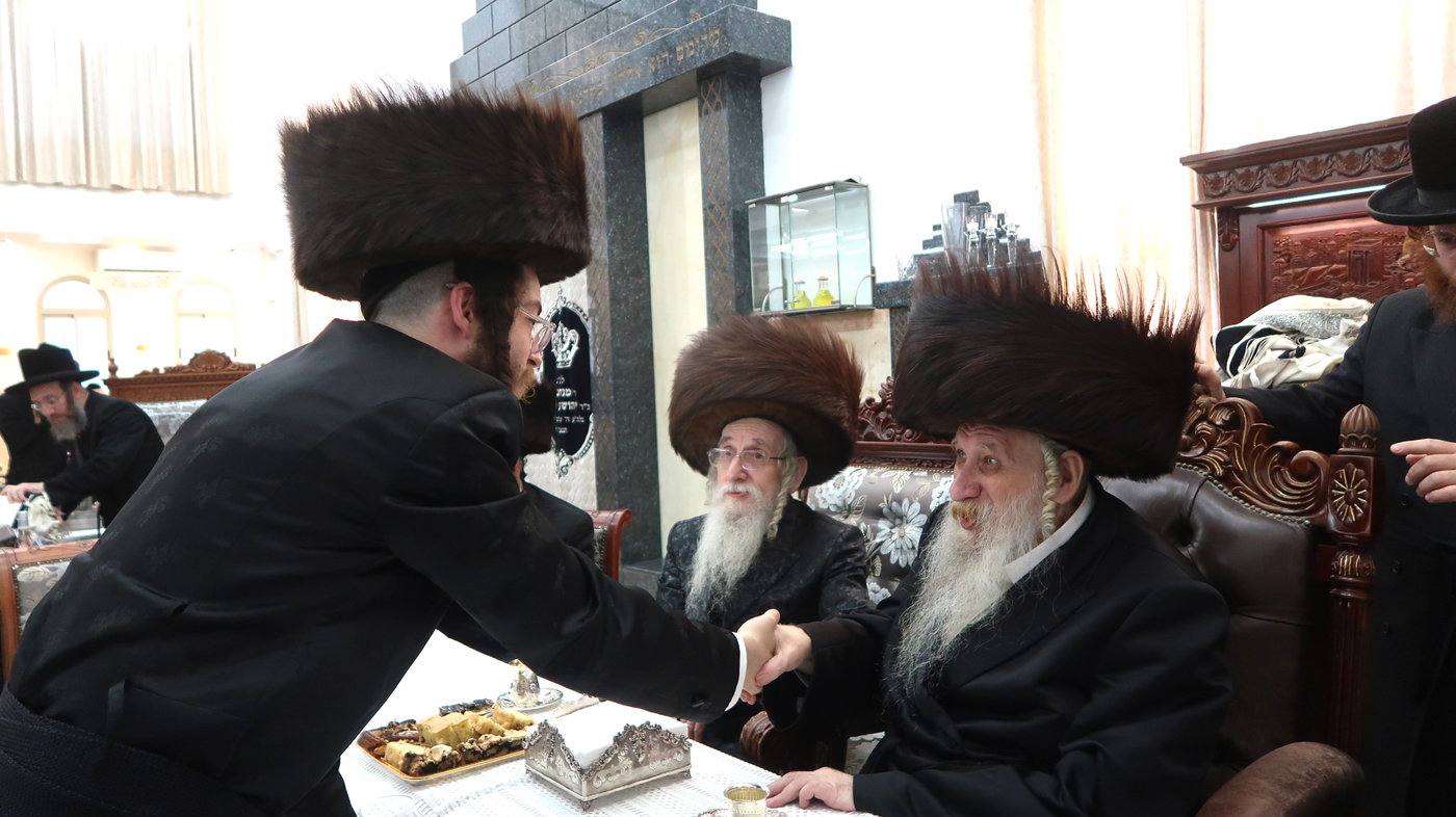 שמחת הברית בחצרות טשארנאביל - מעליץ