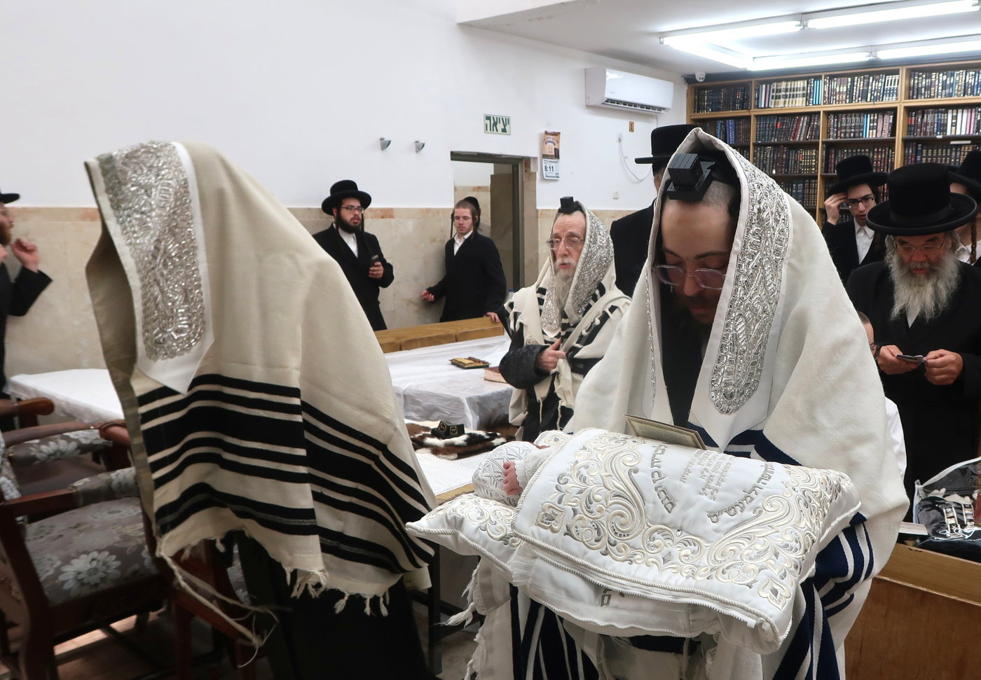 שמחת הברית בחצרות טשארנאביל - מעליץ