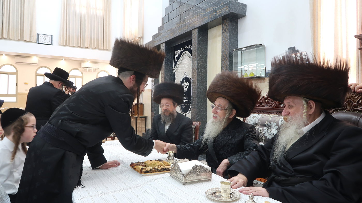 שמחת הברית בחצרות טשארנאביל - מעליץ