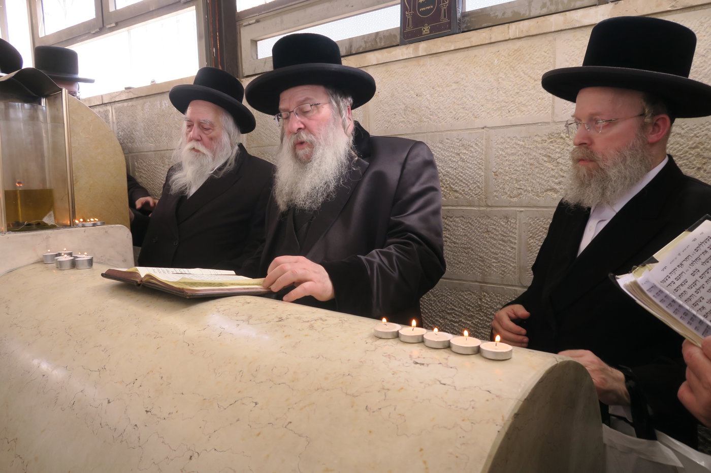 האדמו"ר מנדבורנה בתפילה ב'הר הזיתים'