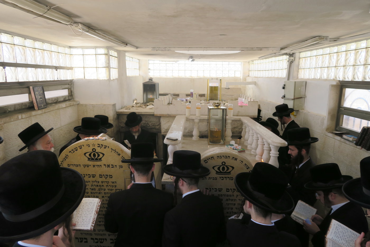 האדמו"ר מנדבורנה בתפילה ב'הר הזיתים'