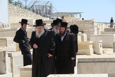 האדמו"ר מנדבורנה בתפילה ב'הר הזיתים'
