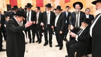 שמחת עולם על ראשם; צפו בראש ישיבת באר יעקב פוצח במחול מול חבר המועצת