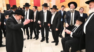 שמחת עולם על ראשם; צפו בראש ישיבת באר יעקב פוצח במחול מול חבר המועצת