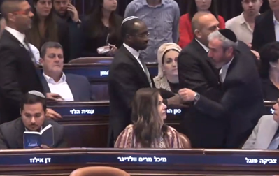 ח"כ דן אילוז הצביע נגד חוק יסוד לימוד תורה, ח"כ יוסי טייב התפרץ עליו | צפו