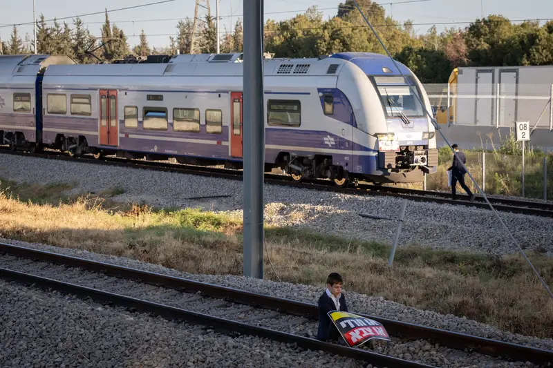 מפגיני הפלג חוסמים רכבת במחלף גנות