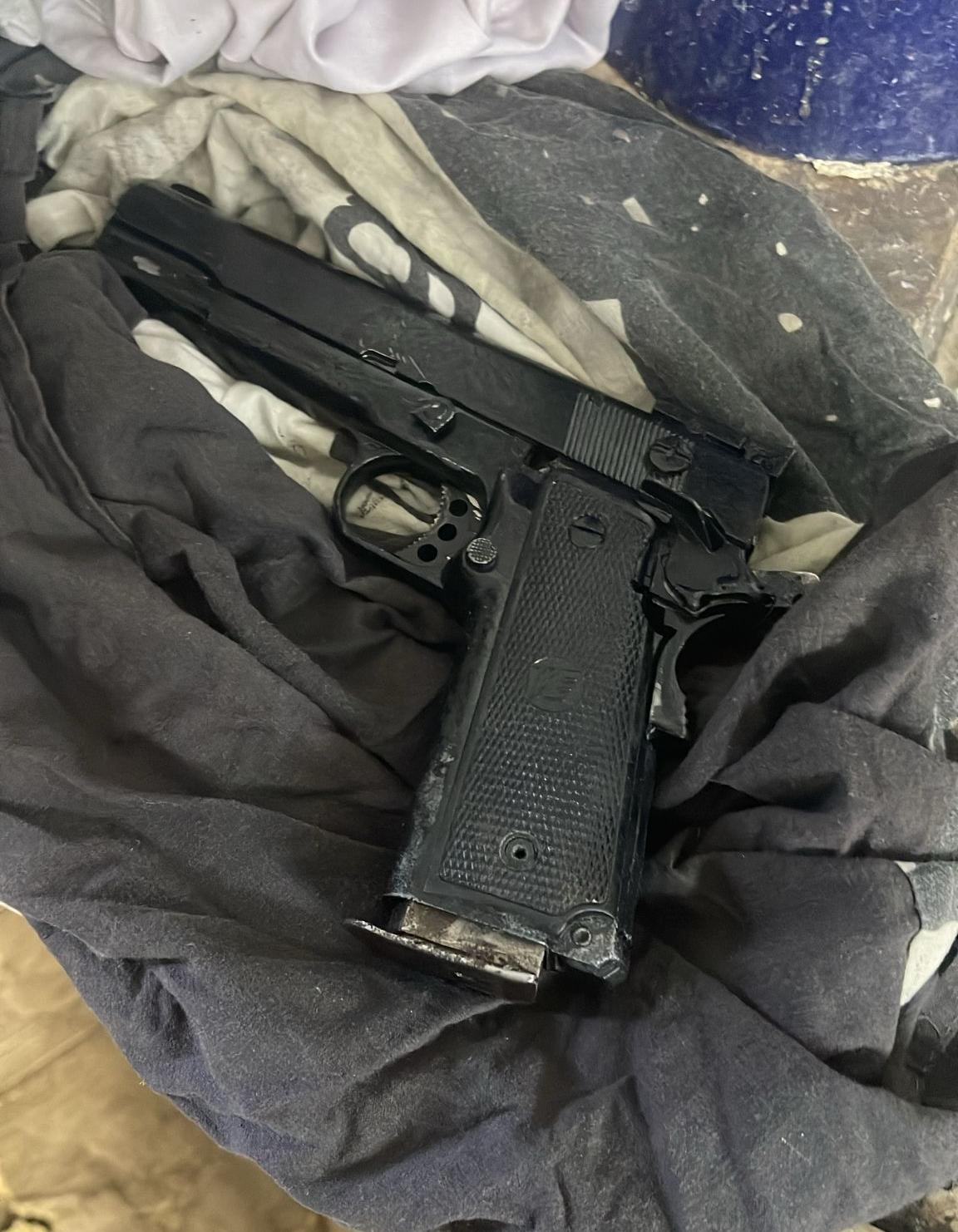 השוטרים פותחים בזהירות את העטיפה בעסק בצפון - וזה מה שמגלים | צפו