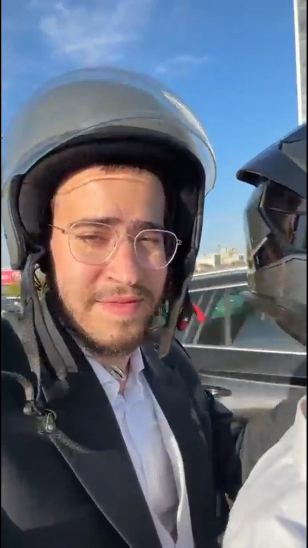 בצל ההפגנות והחסימות; הזמר בנצי שטיין חולץ בדרך לא דרך בדרכו לשמח חתן וכלה