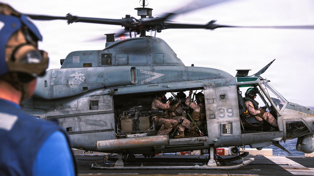 נחתים אמריקאים עולים על מסוק UH-1Y 