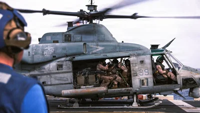 נחתים אמריקאים עולים על מסוק UH-1Y