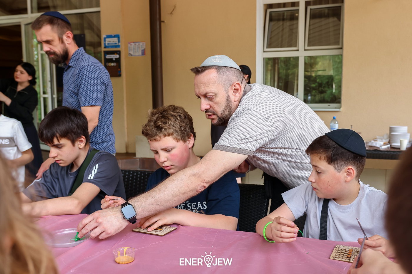 ילדי המלחמה" חגגו בר מצווה: תפילין, פמוטי יוקרה ואפס אזעקות