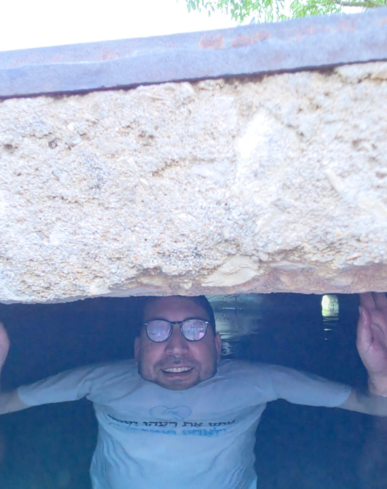 כותב השורות בטבילה בחיק הטבע