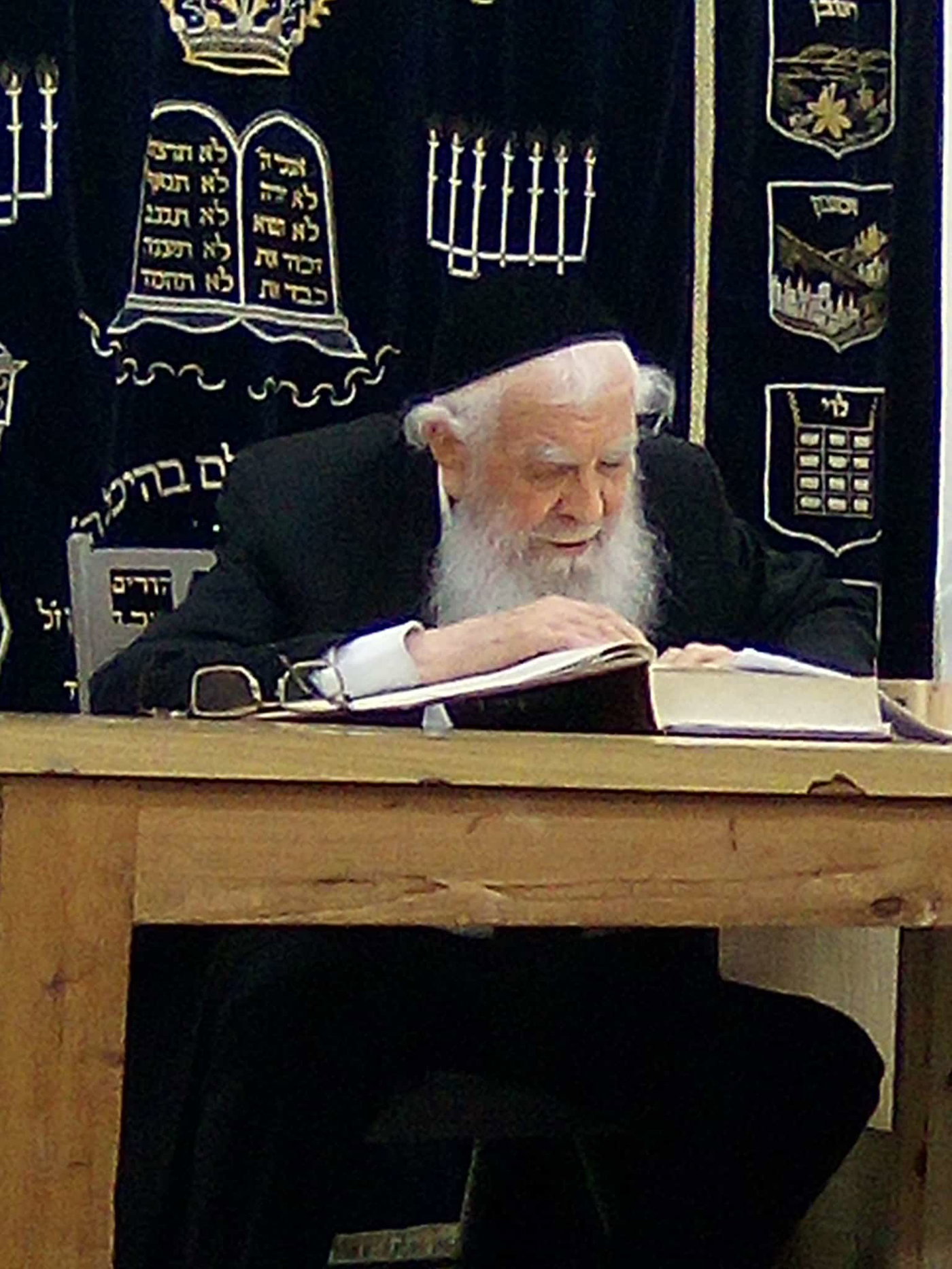 הגאון רבי נחום שיינין זצ"ל בלימוד בישיבתו
