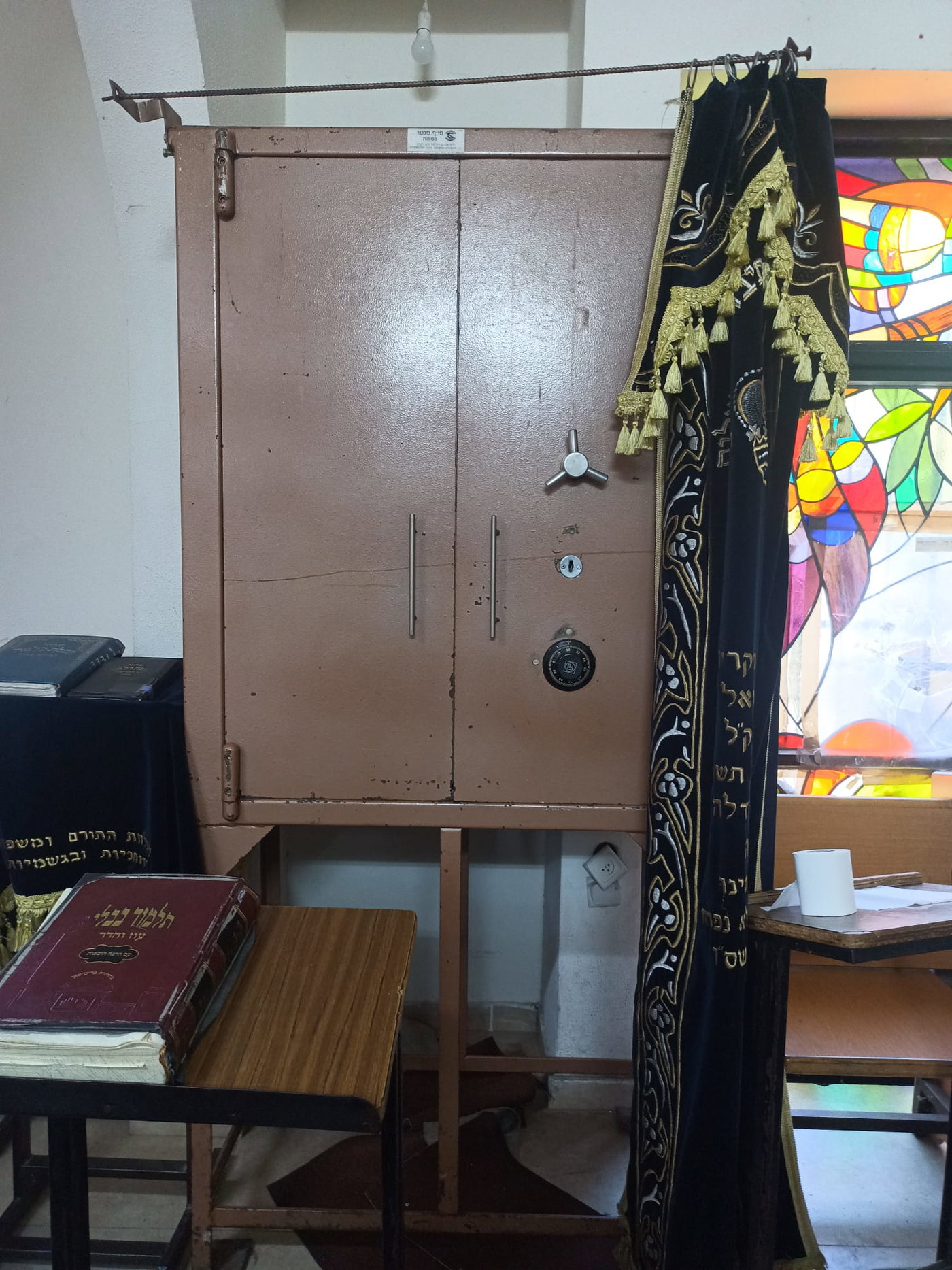 הוסרה הפרוכת בבית מדרשו לקראת מסע ההלוויה