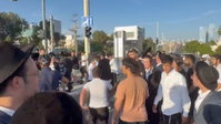 הכאוס בכבישים מתפוצץ: אלימות בין נהגים למפגינים, המשטרה משליכה רימוני הלם | תיעוד