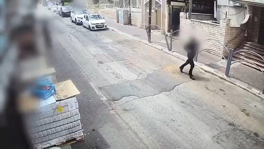 הדקות שאחרי הרצח המזעזע בכולל בבני ברק: רץ עם כפפה מגואלת דם וסכין למבנה נטוש | צפו