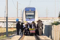 מפגיני הפלג חוסמים רכבת במחלף גנות