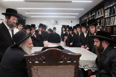 הרב מאיר משולם הלברשטאם אצל הגר"מ שטרנבוך