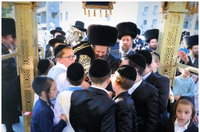 במעמד מרטיט לבבות; יתומי חסידות גור הכניסו ספר תורה לעילוי נשמת הוריהם ז"ל