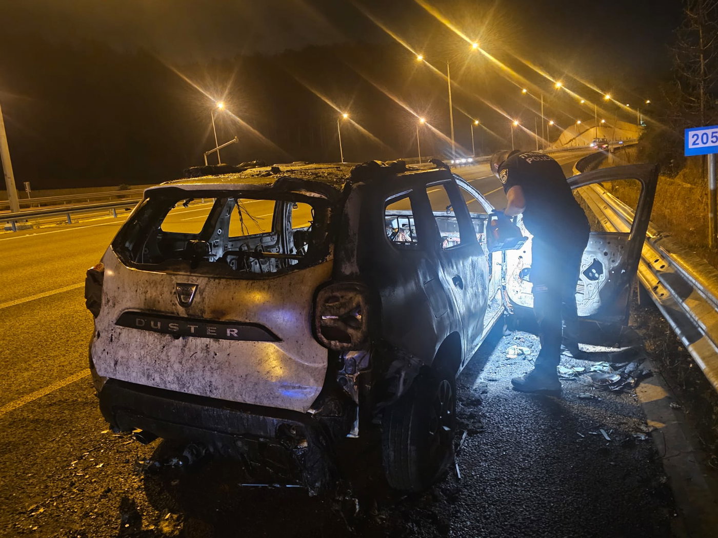 פגע וברח: רוכב אופנוע נהרג בכביש 6; הנהג הפוגע הצית את רכבו, נמלט ונעצר
