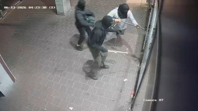 תיעוד מטורף מבני ברק: רעולי פנים פרצו לחנות כלי כסף בשבת | כך זה נראה