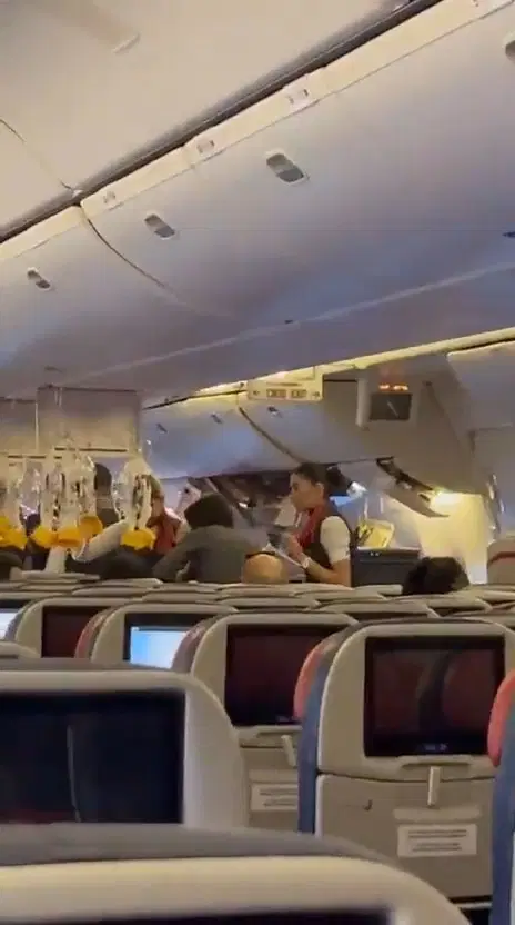 בלי להתבלבל: מטוס התנגש באנטנת המכ"ם בשדה התעופה; כך זה נראה בתיעוד מבפנים | צפו