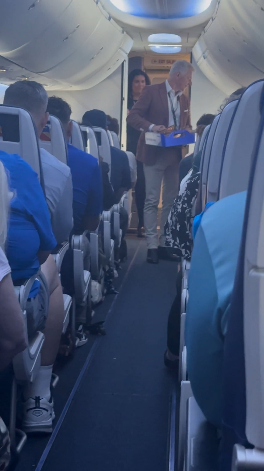 מנכ"ל החברה מחלק ממתקים לנוסעים