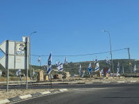 דגלי ישראל פזורים בכבישי יהודה ושומרון