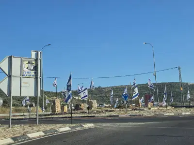 דגלי ישראל פזורים בכבישי יהודה ושומרון