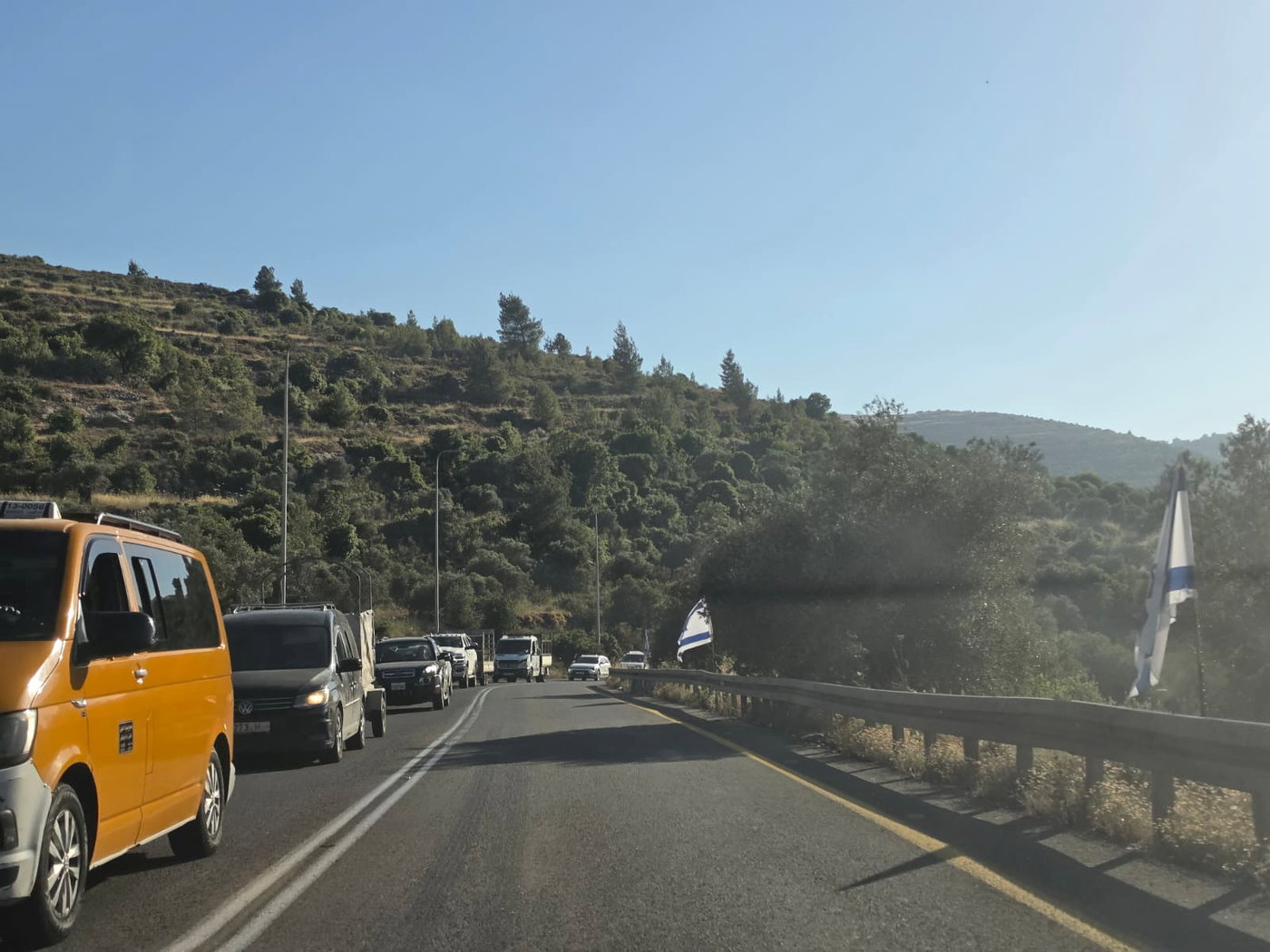 דגלי ישראל פזורים בכבישי יהודה ושומרון