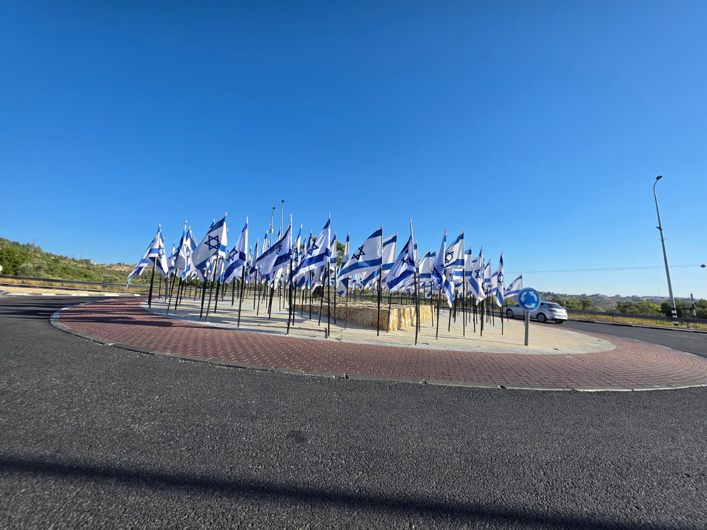 דגלי ישראל פזורים בכבישי יהודה ושומרון