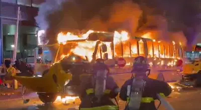 אוטובוס בית ספר הוצת: חגיגות נצחון בניו יורק הפכו למהומה פרועה | צפו 