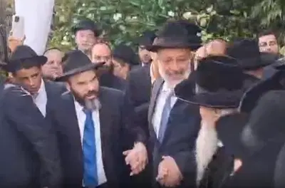 כשהאדמו"ר רבי דוד, דן גרטלר ואריה דרעי פצחו בריקוד סוער בחתונה היוקרתית | צפו