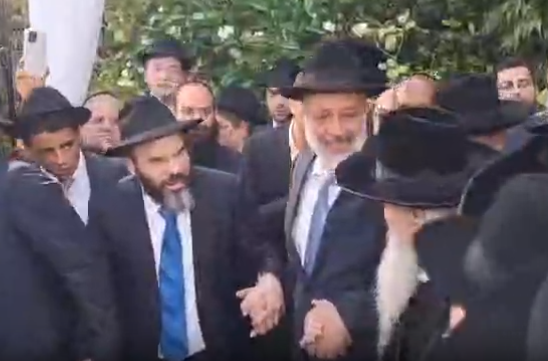 כשהאדמו"ר רבי דוד אבוחצירא ואריה דרעי פצחו בריקוד סוער בחתונה היוקרתית | צפו