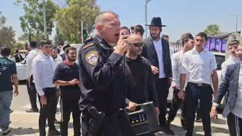 תיעודים סוערים: שוטרים ושוטרות מפנים בכוח - וגוררים את המפגינים 