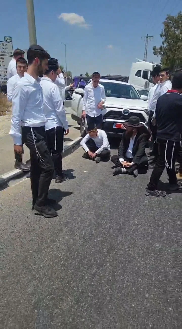 אברך נעצר סמוך לצומת גילת בדרום והוסגר למשטרה הצבאית; מחאה המונית במקום