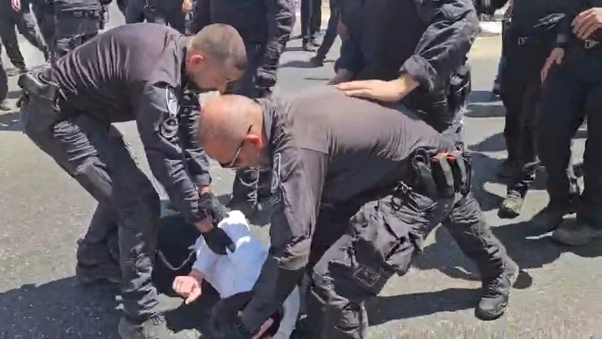 תיעודים סוערים: שוטרים ושוטרות מפנים בכוח - וגוררים את המפגינים 
