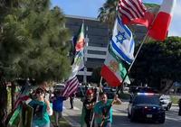 נבחרת המשטר הגיעה לארה"ב - האיראנים קיבלו אותה עם דגלי ישראל | צפו