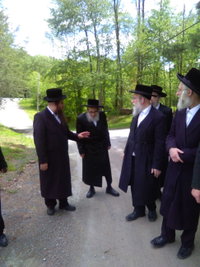 האדמו"ר מפאפא בבדיקת כשרות המקוואות בקאנטרי