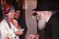 מקבלת דולר לברכה מהרבי מליובאוויטש, לפני קרוב לארבעים שנה