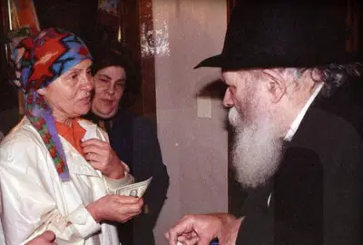 מקבלת דולר לברכה מהרבי מליובאוויטש, לפני קרוב לארבעים שנה