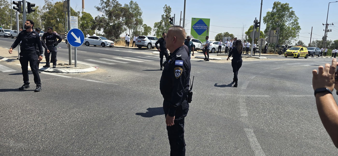 תיעודים סוערים: שוטרים ושוטרות מפנים בכוח - וגוררים את המפגינים